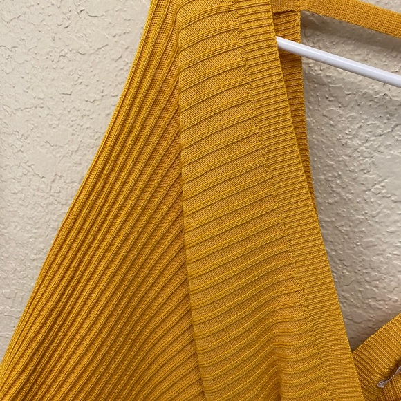 NWT love tree yellow v neck mini sweater dress - Picture 4 of 4